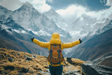 Crédence de cuisine en verre imprimé Himalaya Hikers Triumph in Himalayas  Goal, Success, Freedom