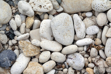 Kiesel an einem Strand