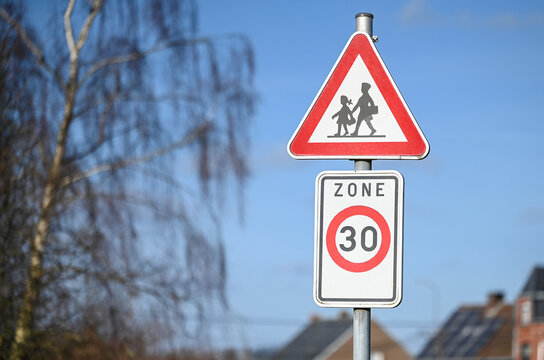 zone 30 vitesse proximit&eacute; ecole village