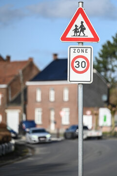 zone 30 vitesse proximit&eacute; ecole village
