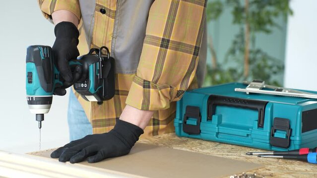 室内でDIYをする男性