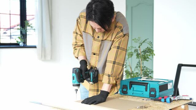 室内でDIYをする男性