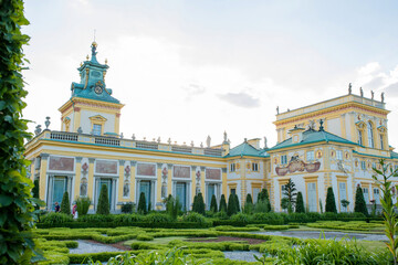 Obraz premium The royal Wilanow Palace in Warsaw, Poland. View of a gardens and facade.