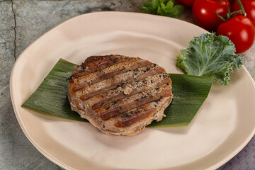 Grilled tuna medallion in the plate