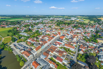 Fototapeta premium Luftaufnahme von Vilsbiburg im Landkreis Landshut, Ausblick auf das Stadtzentrum rund um den Stadtplatz
