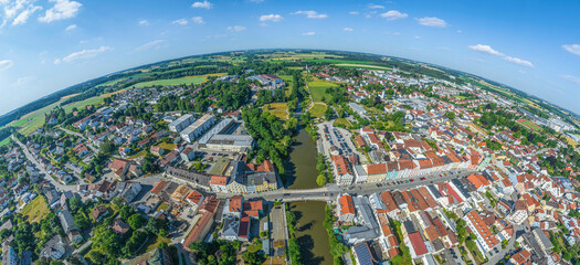 Luftaufnahme von Vilsbiburg im Landkreis Landshut in Niederbayern, Blick ins Tal der Großen Vils