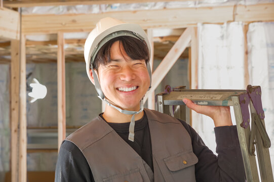 建築現場で働く若い大工