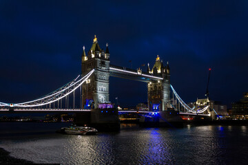 Fototapeta na wymiar bridge at night city
