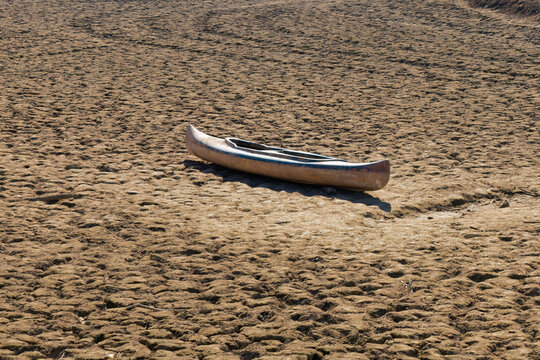 Una canoa abandonada yace sobre el agrietado lecho del embalse de Sau, evocando la severidad de la sequ&iacute;a en la regi&oacute;n de Osona, Catalu&ntilde;a.