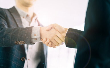 握手をする2人のビジネスマン
