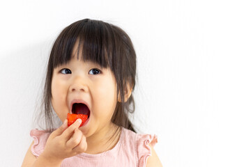 苺を食べる女の子（3歳、日本人）