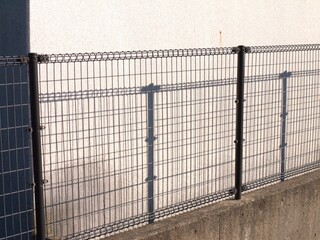 フェンスと影