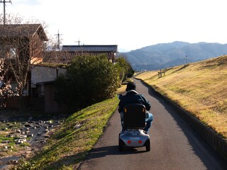 乗り物に乗る老人