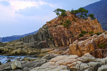 秋の夕日に染まる海の岩場 福井県 越前海岸
