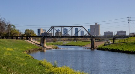 Obraz premium there is an old railway bridge that crosses a creek between the city and park