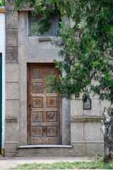 Fototapeta na wymiar Old wooden door in town