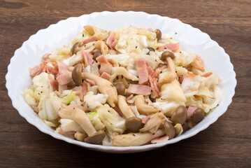 ハムとキャベツとブナシメジの炒め物のアップ