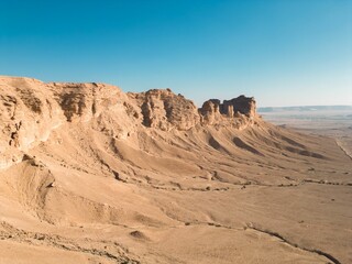 Naklejka premium Stunning vista of an arid, dry desert landscape with an expansive horizon
