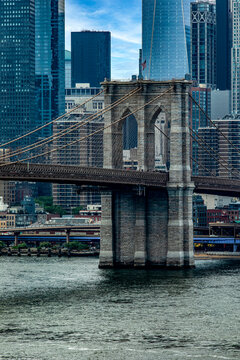 Vertical photo of the Brooklyn Bridge linking the boroughs of Manhattan and Brooklyn in New York City (USA), this bridge is one of the most famous and well known in the Big Apple.