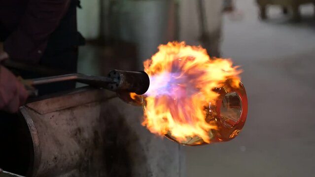 Glass melting process for making handmade vase
