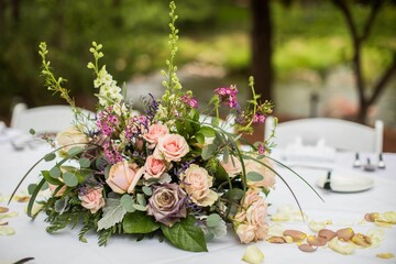 Obraz na płótnie Canvas Outdoor wedding reception centerpiece featuring a vibrant display of flowers