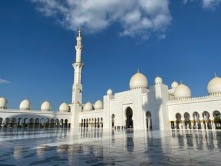 Majestic Sheikh Zayed Grand Mosque in all its glory against a bright, azure sky