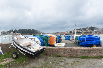 Annexes colorées dans le port de Ploumanac'h en Bretagne - France