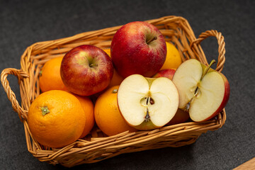 Apfel im Obstkorb