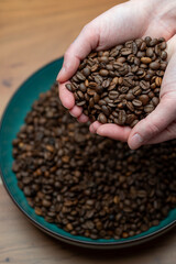 Kaffeebohnen in Hand