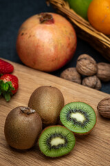 Kiwi auf Holzbrett