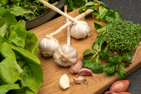 Knoblauch auf Holzbrett