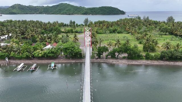 Suspension bridge for crossing

connecting Puyahan Village with Cemara Village. Lombok - NTB - Indonesia