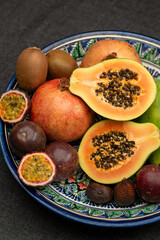 Obstteller mit Papaya - Maracuja - Kiwi