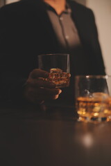 Celebration night, pour whiskey into a glass. Give to friends who come to celebrate