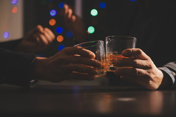 Celebration night, pour whiskey into a glass. Give to friends who come to celebrate