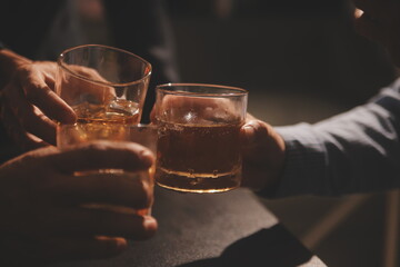 Celebration night, pour whiskey into a glass. Give to friends who come to celebrate