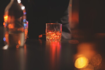 Celebration night, pour whiskey into a glass. Give to friends who come to celebrate