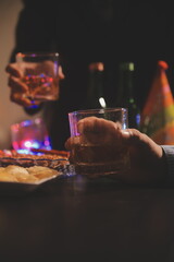 Celebration night, pour whiskey into a glass. Give to friends who come to celebrate