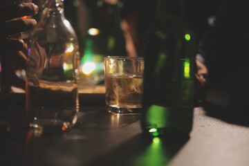 Celebration night, pour whiskey into a glass. Give to friends who come to celebrate