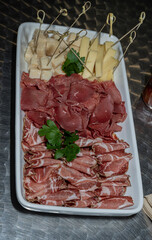 Apero-Platte mit Fleisch und Käse, Schweiz