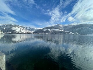 Fototapeta na wymiar a beautiful mountainous lake in Austria