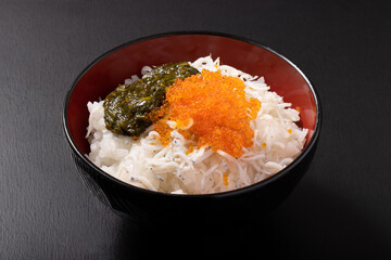 釜揚げしらす丼（釜揚げしらす　とびっこ　きばさ）