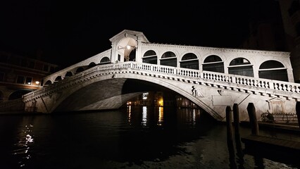Le Rialto de Venise la nuit - obrazy, fototapety, plakaty
