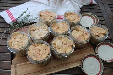 Préparation du foie gras de canard en conserve, foire au gras