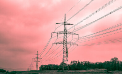 Starkstromleitungen transportieren die Energie vom Erzeuger zum Verbraucher über weite Strecken...