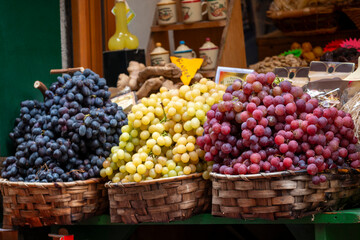 Fototapeta premium Raisons sur l'étal d'une boutique de fruits et légumes