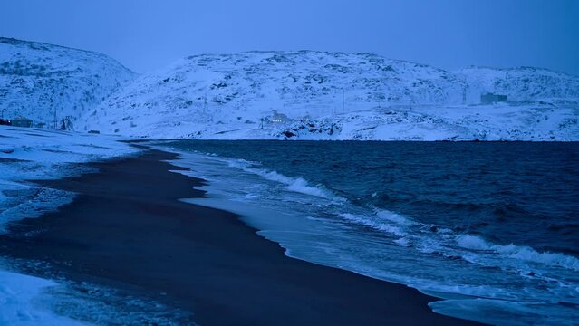 Handheld footage of Barents sea waves on Teriberka's coast
