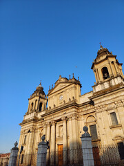 Fototapeta na wymiar Fachada principal de la catedral metropolitana de Guatemala, construida hace cientos de años.