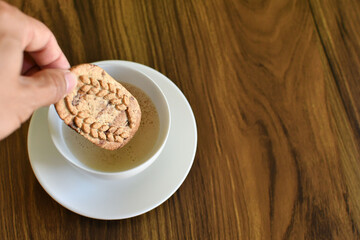 Capuchino y galleta de harina integral.