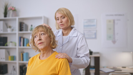 Obraz premium A rehabilitation specialist examines a senior patient's neck sprain, focusing on diagnostics